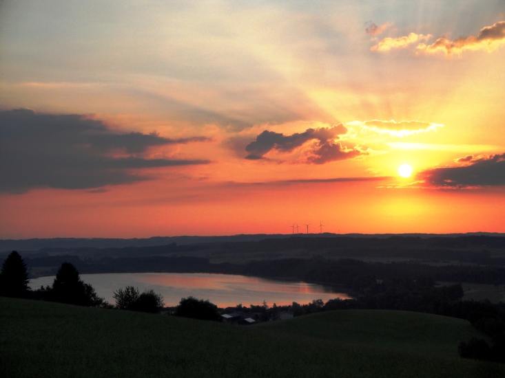 Blick vom Dürnberg in Seeham auf den Grabensee bei Sonnenaufgang, fotografiert am 17.07.2014