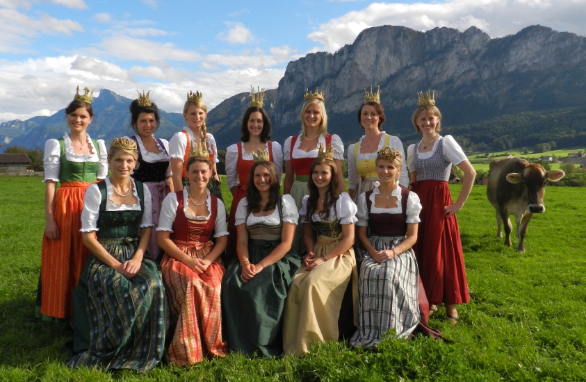 12 Königinnen der Bio-Heu-Region beim Fotoshooting für den einmaligen Heuköniginnen Kalender. Den nächsten gibt es dann in 12 Jahren wieder
