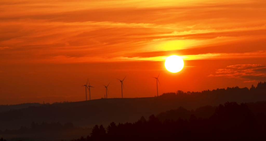 Sonnenaufgang in der Bio-Heu-Region wo anstatt Atomkraftwerke - Windräder stehen