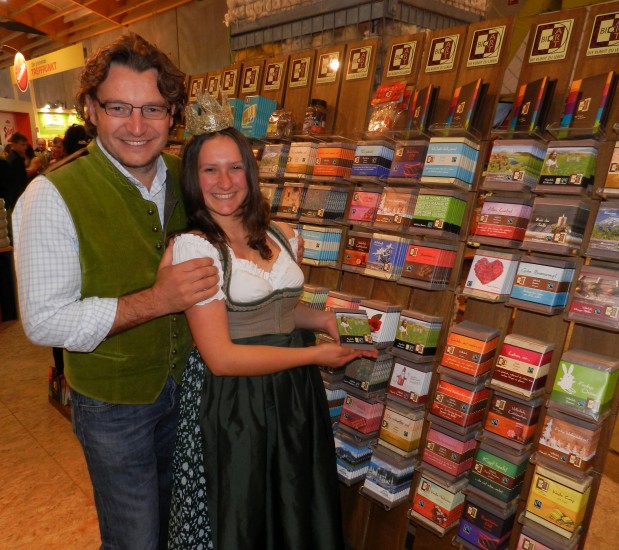 Robert Rosenstatter und Lorena präsentieren die Bio-Heumilch Schokolade