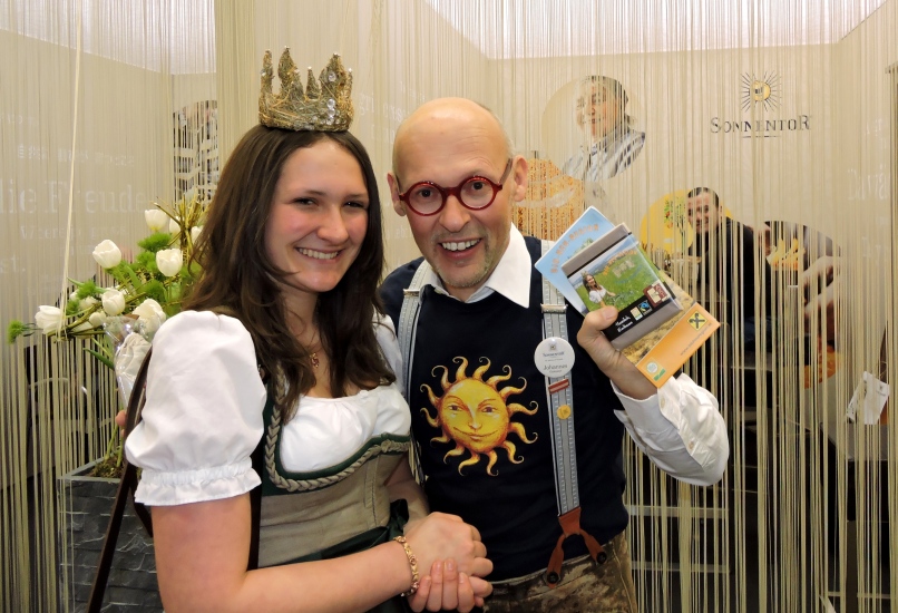 Königin Lorena I bei ihrem Besuch der weltgrößten Bio-Fachmesse in Nürnberg mit dem Chef der Firma Sonnentor