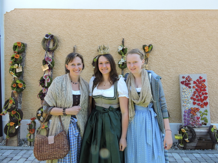 Blütenfest in Seeham 2015 mit Lorena Rosenstatter Monika und ihrer Tochter 
