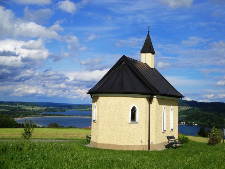 Kapelle am Dürnberg - im Hintergrund der Obertrummer und Mattsee
