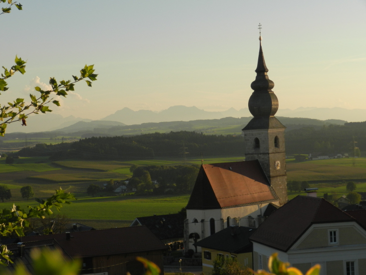Hier der Blick auf die Kirche von Kirchberg und Umgebung