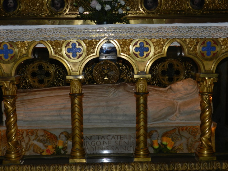 Hier das Grab der Hl. Katharina von Siena, welche ihr Leben voll und ganz Gott anvertraute