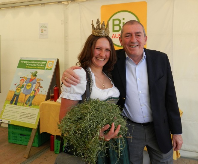 Der Bürgermeister der Stadt Salzburg Heinz Schaden nimmt Lorena in den Arm