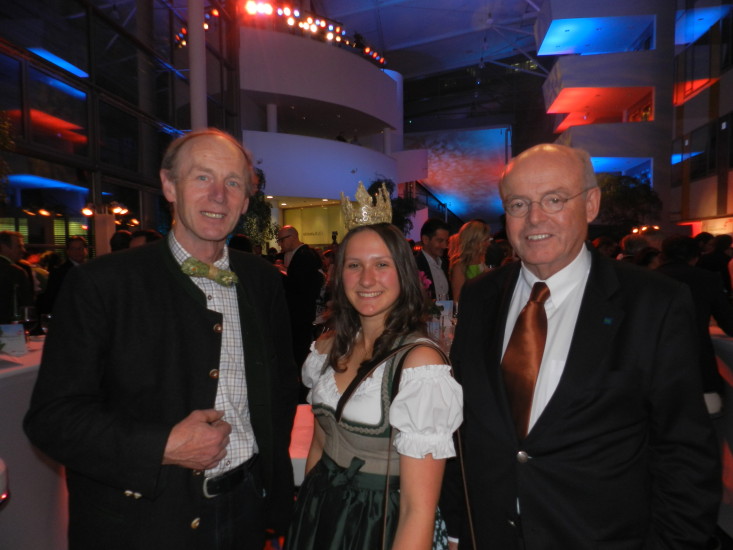 Hier der Obmann der Bio-Heu-Region mit seiner Königin Lorena und dem Vorstandsdirektor der Österr. Hagelversicherung Dr. Josef Schmid