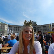 Heukönigin Isabella vor der Hofburg