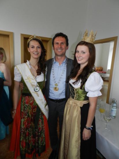 Unsere Gastgeber - Apfelkönigin Judith und Bürgermeister mit Franziska
