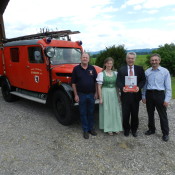 Nachdem sich der HBP so sehr für das Feuerwehrauto interessiert hat und sich von Bergner Gerhard vieles zur Feuerwehr Berndorf sagen ließ, überreichten wir ihm eine Berndorfer Feuerwehrchronik, "foto: peter lechner/hbf"