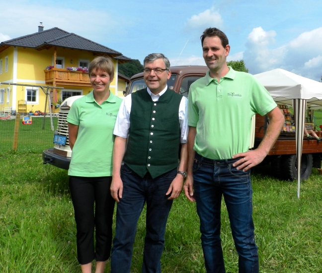 Landesrat Sepp Schwaiger besucht die Familie Wallner, deren Bioladen vor 10 Jahren gegründet wurde