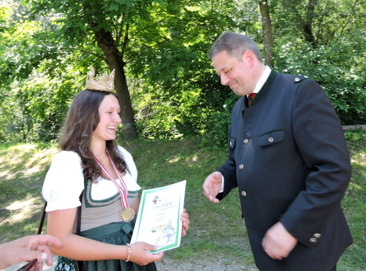BM Andrä Rupprechter gratuliert Lorena zum Kasermandl in Gold