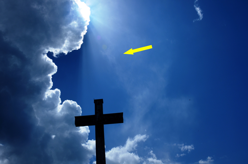Gottes Licht strahlt auf das Kreuz Christi und in der Mitte sieht ein betender Engel zu