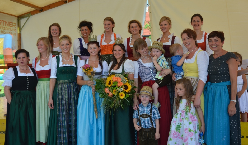 Gruppenfoto Königinnen mit der Vertreterin des Landes Salzburg Resi Neuhofer