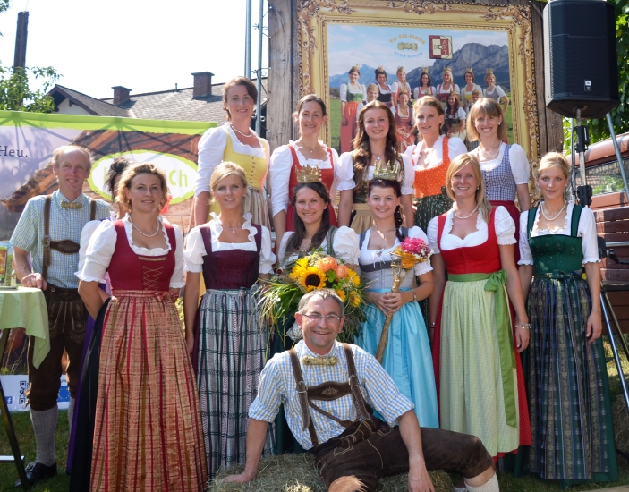 Helmut und Franz mit Heuköniginnen