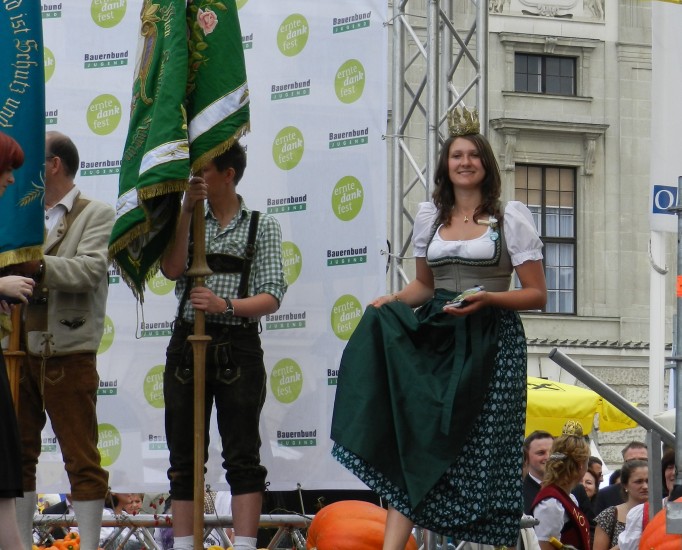 Heukönigin Lorena beim Erntedankfest in Wien 2014 Foto Helmut Mühlbacher (94)