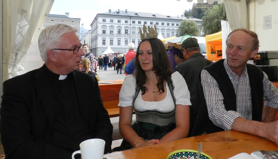 Der Erzbischof von Salzburg Franz Lackner unterhält sich mit der Königin aus der Bio-Heu-Region Lorena vor allem über Kühe und die Arbeit am Bauernhof