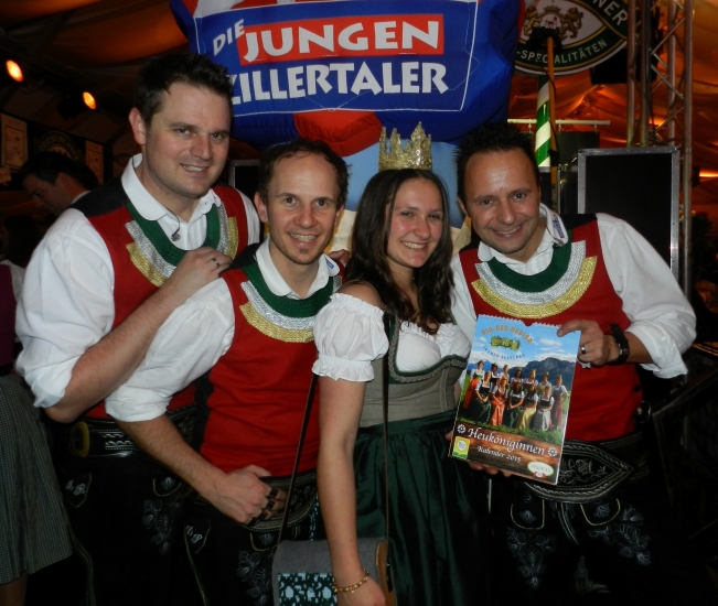 Die jungen Zillertaler bringen die Heuköniginnen Kalender nach Tirol und die Stimmung im Festzelt zum Höhepunkt
