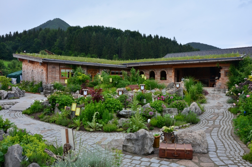 Überblick über diesen sehr schön gestalteten Kräutergarten voller Liebe zum Detail