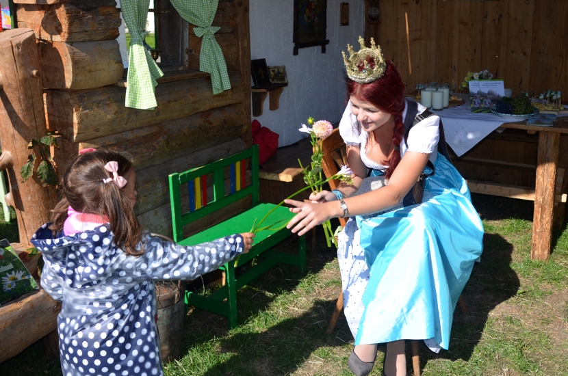 Königin Maria Mühlbacher verteilt Kinderbücher 5