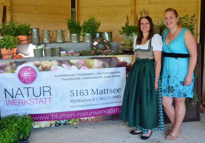 Königin Lorena mit Katrin Huber von der Naturwerkstatt in Mattsee