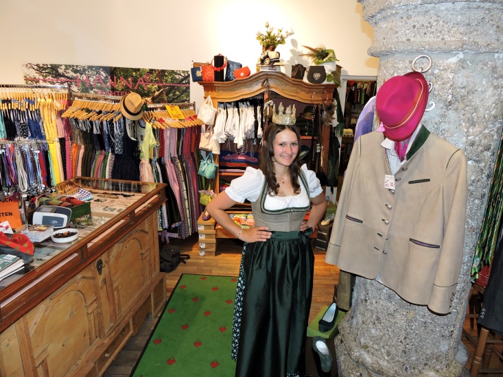 Königin Lorena I besucht ihren Trachtenausstatter HANNA Trachten im Geschäft in der Linzer Gasse