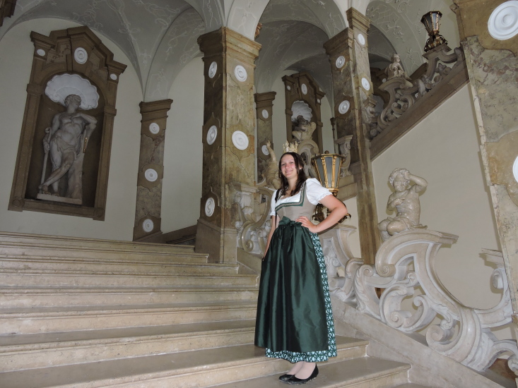 Lorena Grabner auf der Marmorstiege des Schlosses Mirabell