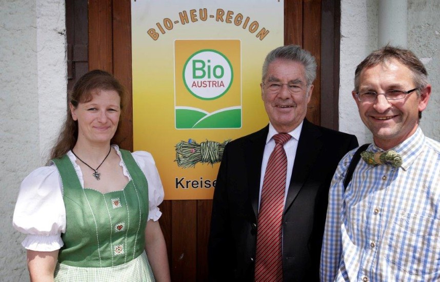 Bundespräsident Dr. Heinz Fischer vor unserer Hoftafel mit Karin und Helmut Mühlbacher fotografiert von foto: peter lechner/hbf”