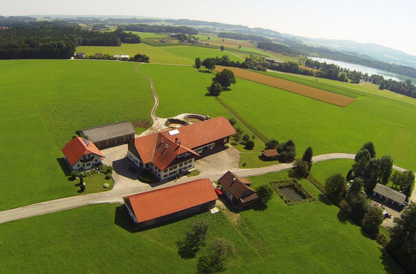 Luftaufnahme unseres Bauernhofes von Wolfgang Reichl mit dem Grabensee im Hintergrund