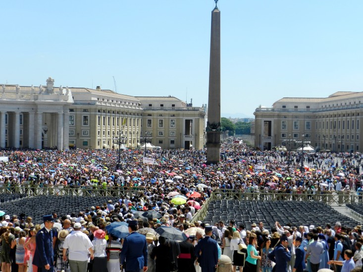 Petersplatz gefüllt mit Menschen voller Lebensfreude