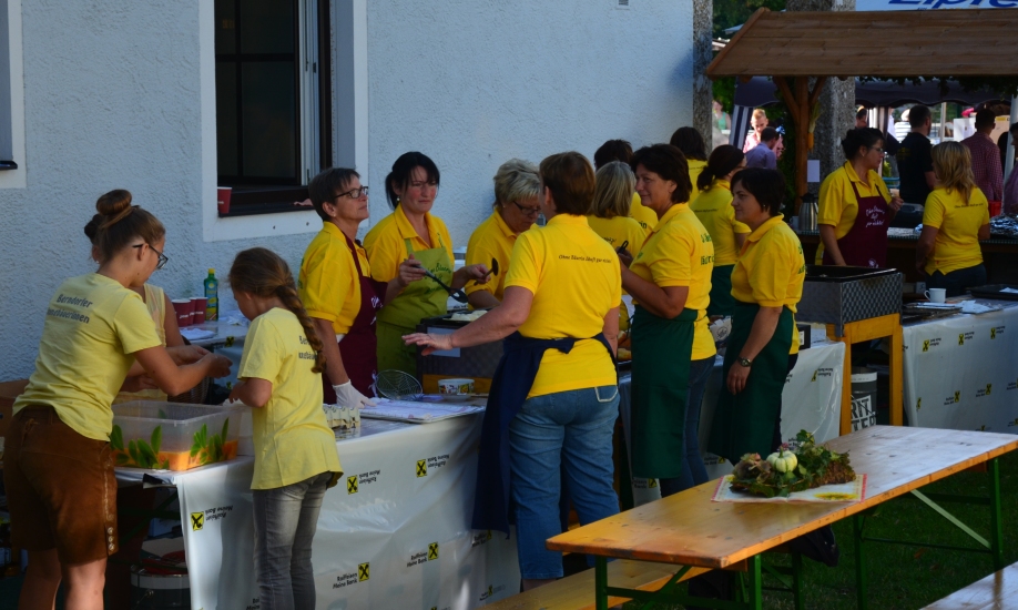 Die Berndorfer Bäuerinnen bereiten sich auf den Ansturm der vielen Besucher auf ihre köstlichen, frisch zubereiteten Krapfen und Pofesen vor