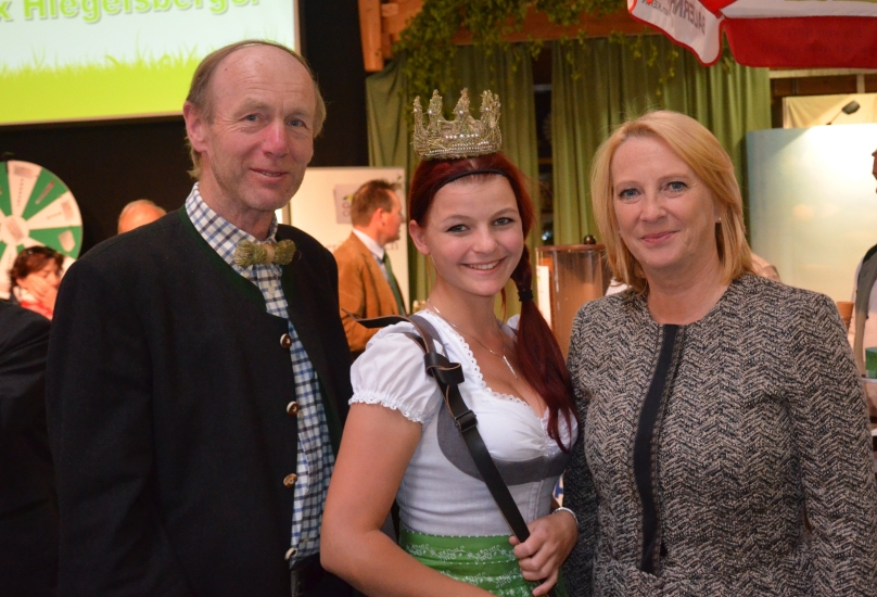 Die Präsidentin des Österreichischen Nationalrates Dr. Doris Bures mit dem Obmann und der Königin der Bio-Heu-Region