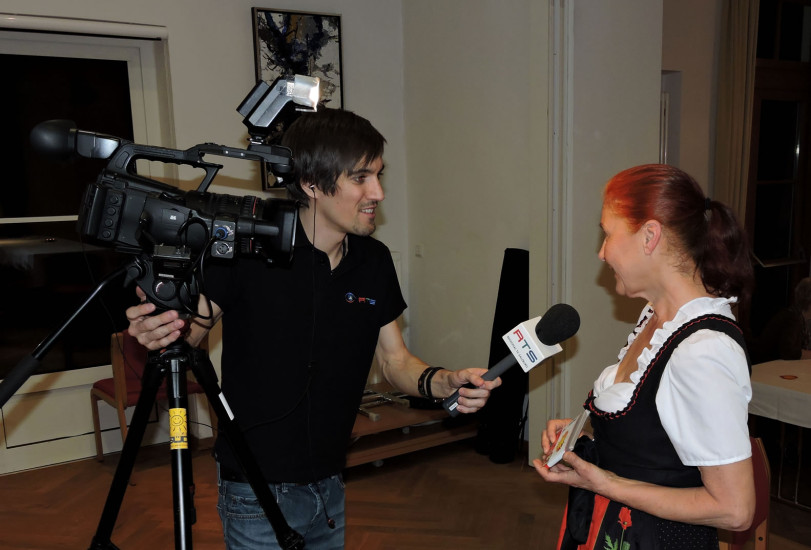 Waltraud Rohrwerk hier beim Interview mit dem Regionalfernsehen RTS