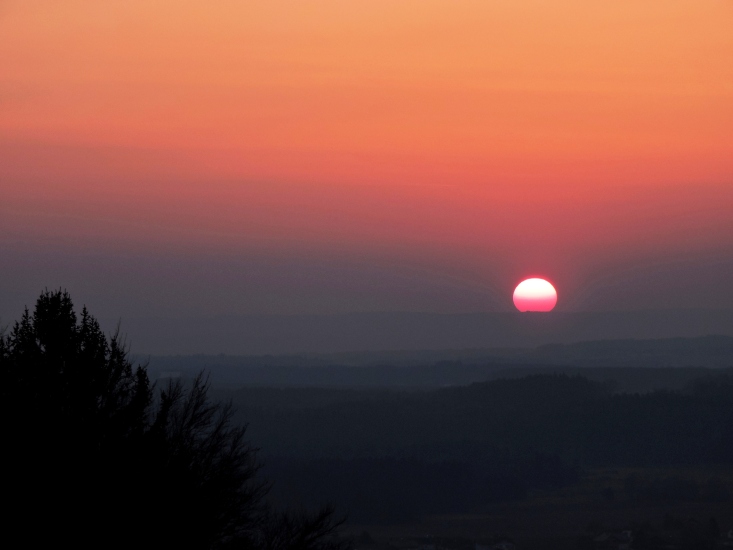 Sonnenuntergang von Berndorf Richtung Oichtental, fotografiert am 20.03.2015