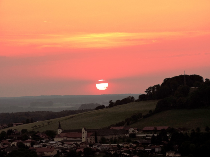 Sonnenuntergang über Michaelbeuern aufgenommen in Berndorf am 15.07.2015 um 20:44