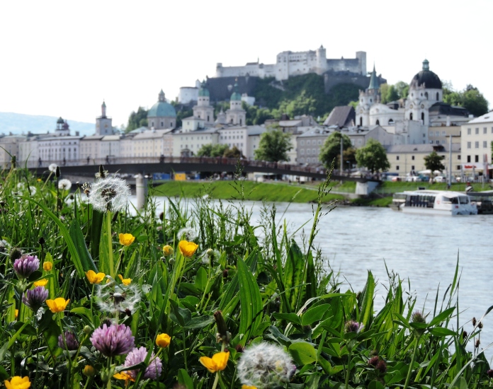 Mozartstadt Salzburg vom Ufer der Salzach fotografiert