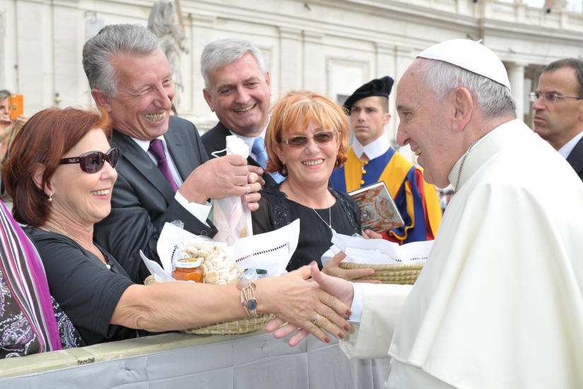 Irmi und Helmut Mödlhammer mit Papst Franziskus - c) Foto von Helmut  Mödlhammer privat